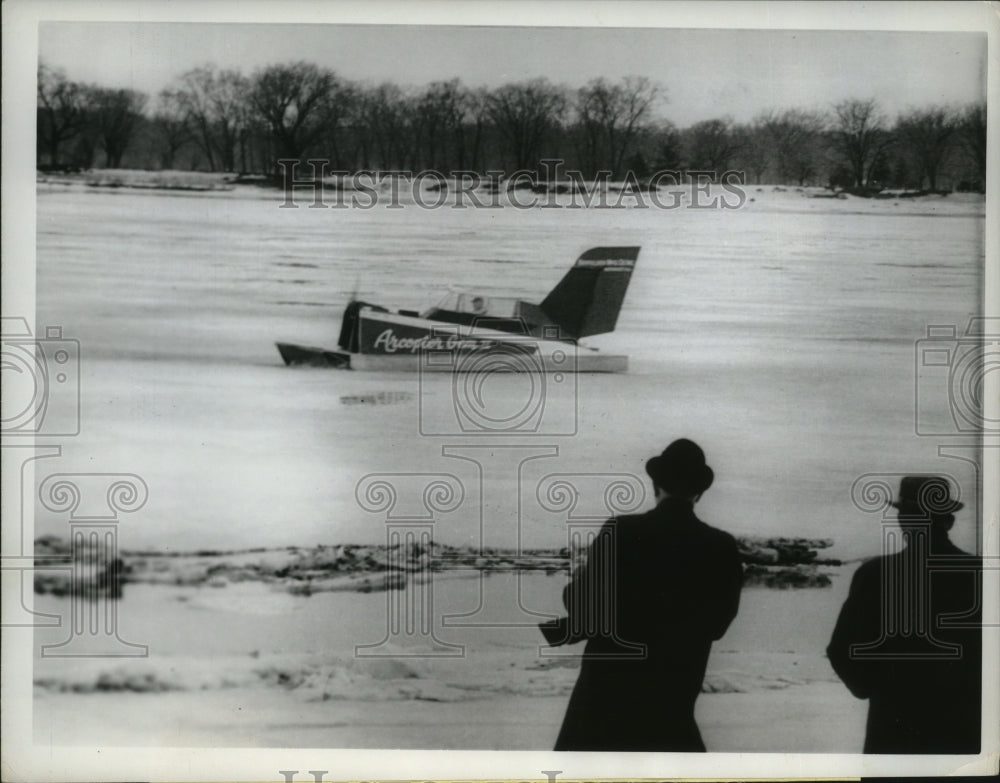 1962 Press Photo Dr. William Bertelson, &quot;Arcopter&quot; on frozen Mississippi River- Historic Images