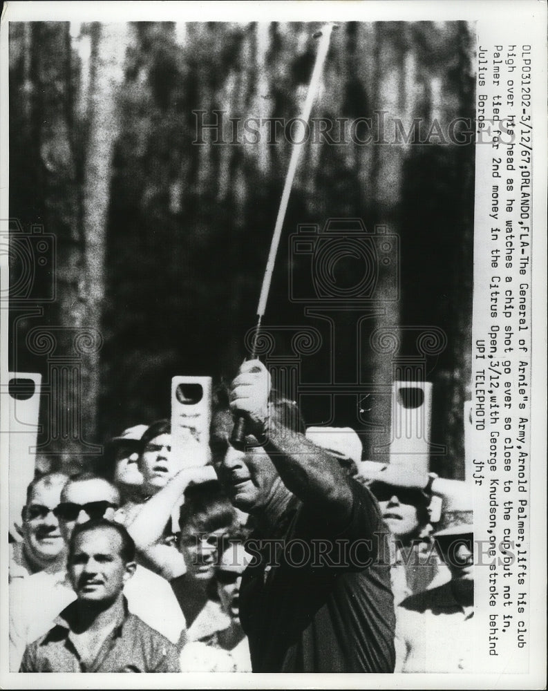 Load image into Gallery viewer, 1967 Press Photo Golfer Arnold Palmer watches chip shot, Citrus Open in Orlando
