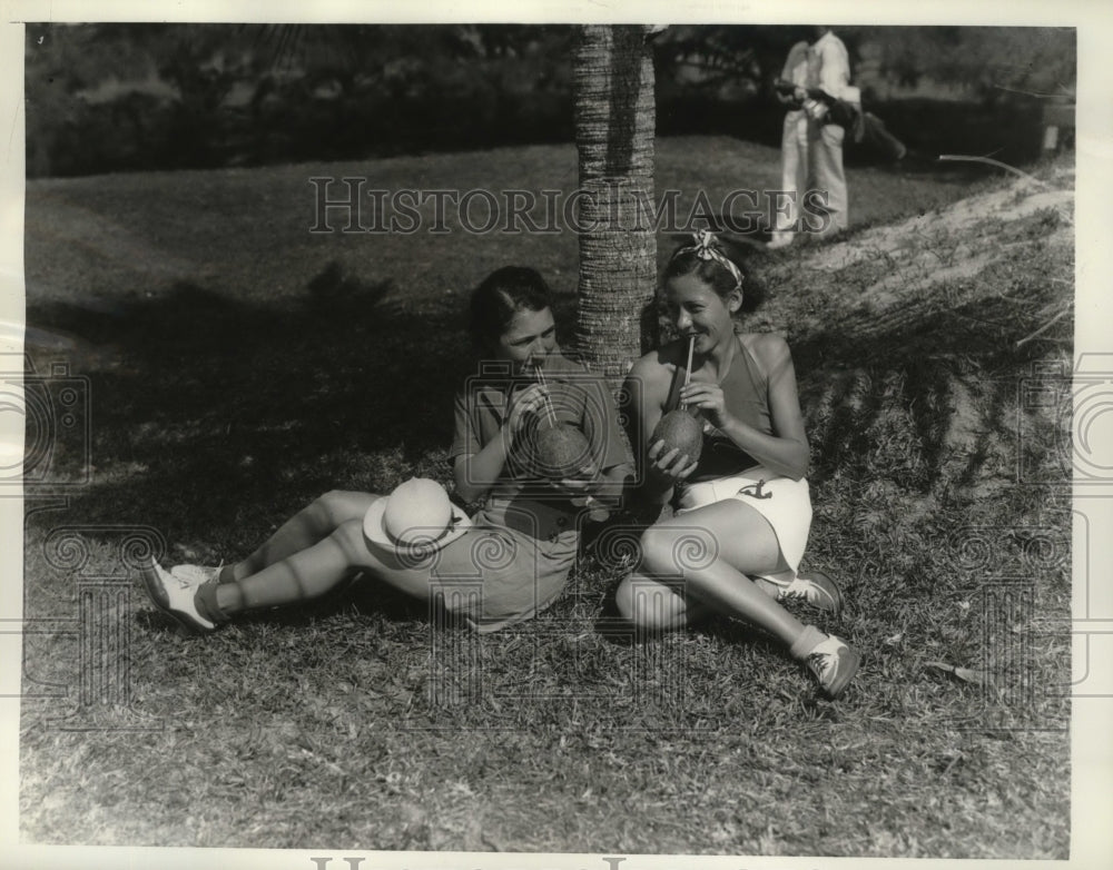 1935 Press Photo Golfers sink coconut milk at British Colonial Women&#39;s Tourney- Historic Images