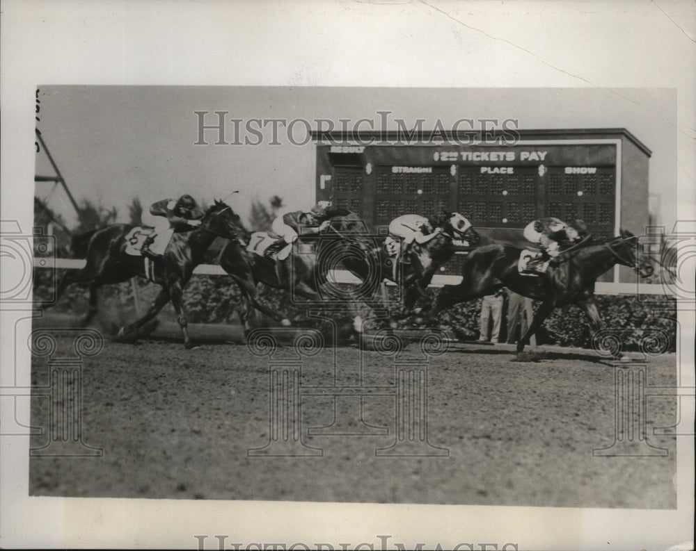 1933 Press Photo Buddy Hanford on Constant Wife wins race at Hialeah Park, FL- Historic Images