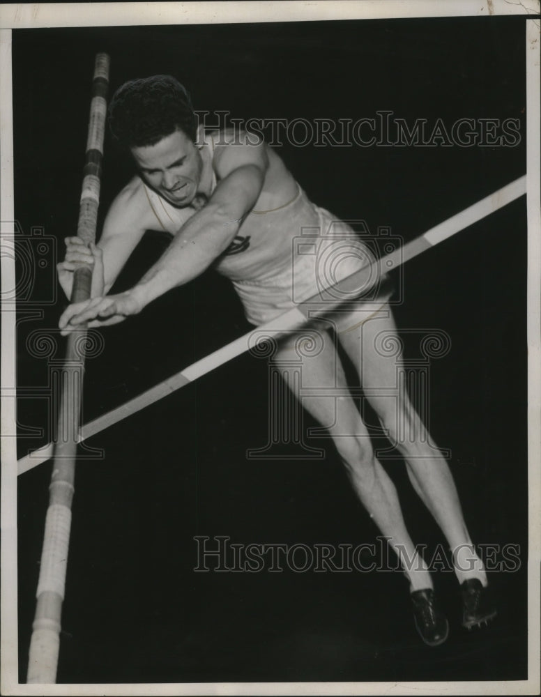 1939 Press Photo Track star Earle Meadows in the middle of a pole vault- Historic Images