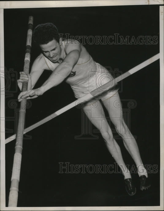 1939 Press Photo Track star Earle Meadows in the middle of a pole vault- Historic Images
