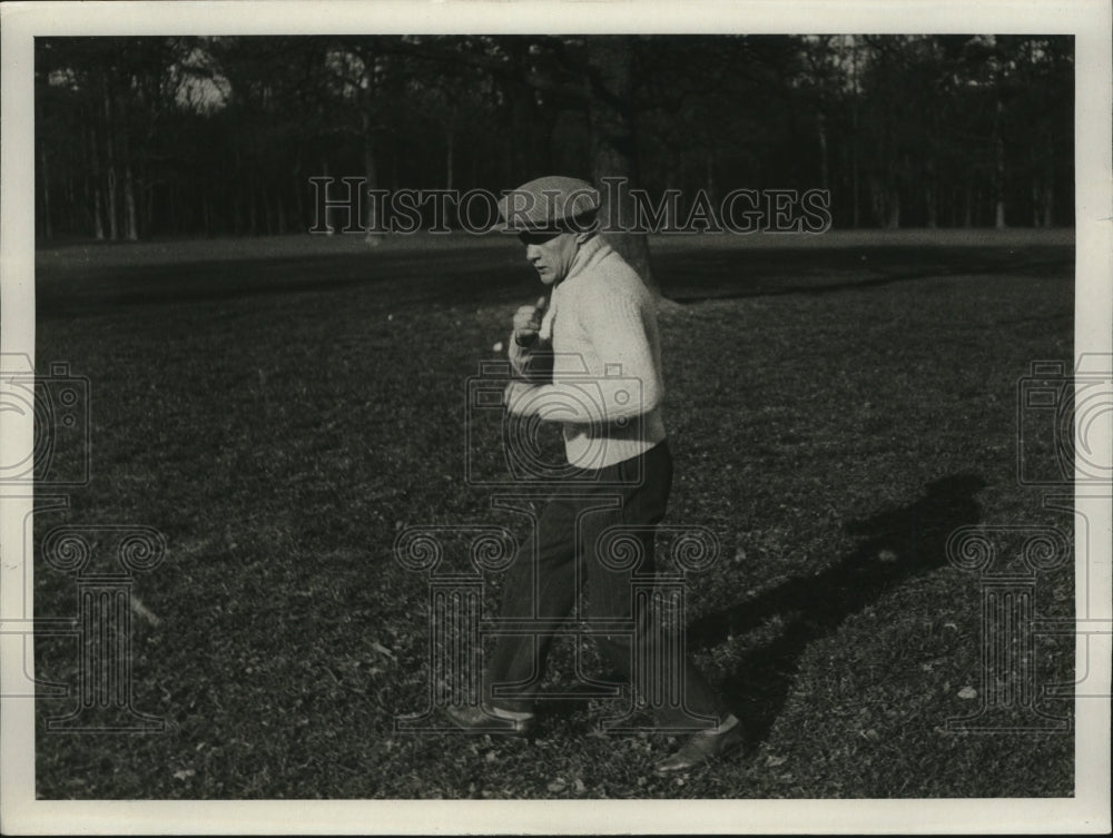 1929 Press Photo Boxer Emile Pladner demonstrates his fighting stance outside- Historic Images