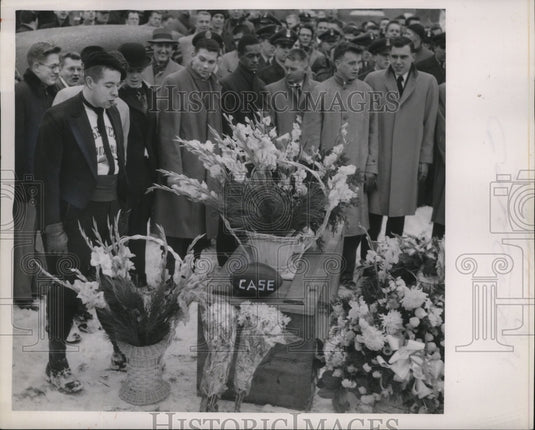1954 Press Photo People mourning passing of football Al Case - nes51728- Historic Images