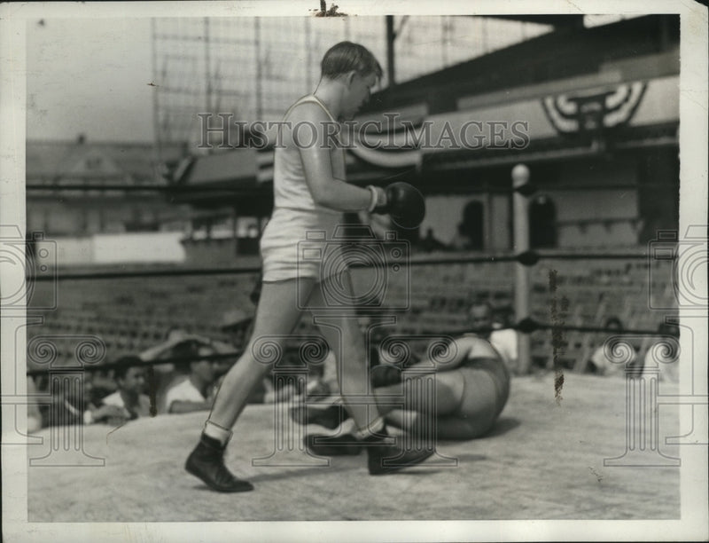 Load image into Gallery viewer, 1937 Press Photo Boxer Tommy Farr knocks down Bob Scally in a match - nes51872
