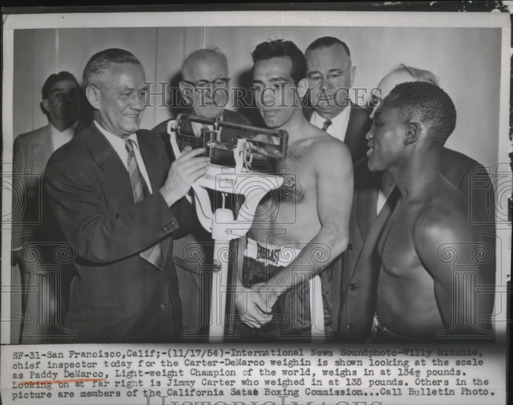 1954 Press Photo Paddy Demarco weighs in before fight with Jimmy Carter- Historic Images