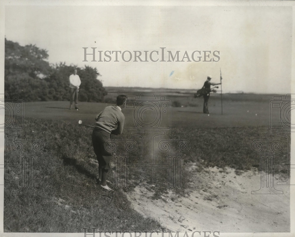 1932 Press Photo Golfer George Voigt hits out of trap at Timber Point Club