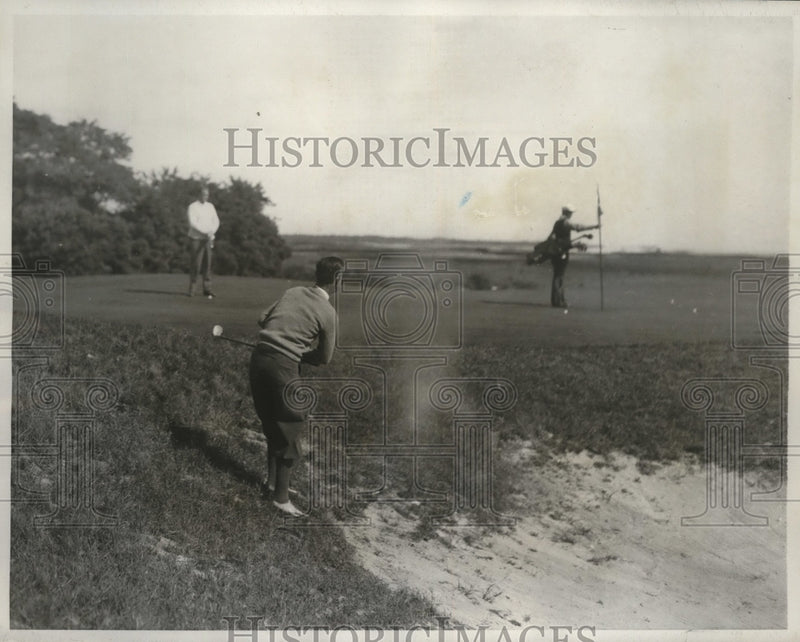 Load image into Gallery viewer, 1932 Press Photo Golfer George Voigt hits out of trap at Timber Point Club
