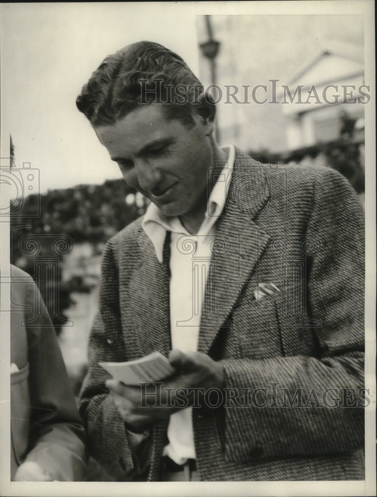 1936 Press Photo Golfer Horton Smith fills out scorecard at Miami Biltmore Open- Historic Images