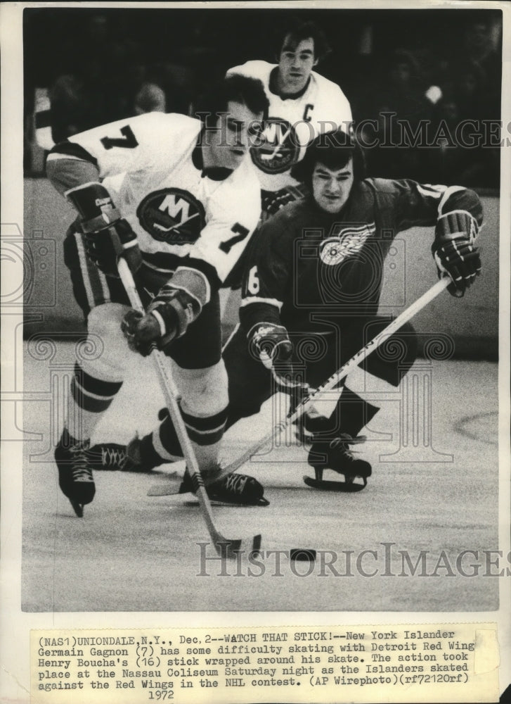 1972 Press Photo Islanders Germain Gagnon tied up with Red Wing Henry Boucha- Historic Images