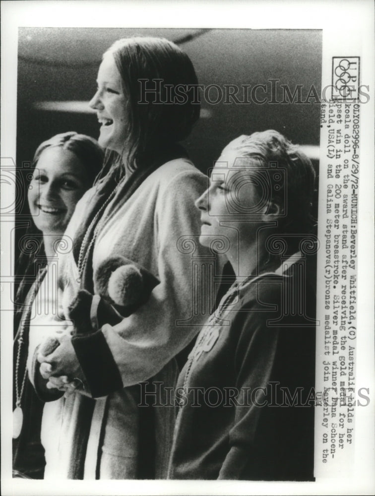 Load image into Gallery viewer, 1973 Press Photo Australian Beverley Whitfield wins Olympic gold swimming medal
