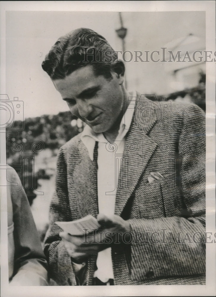 1936 Press Photo Horton Smith checking his card after first day, Miami Open- Historic Images