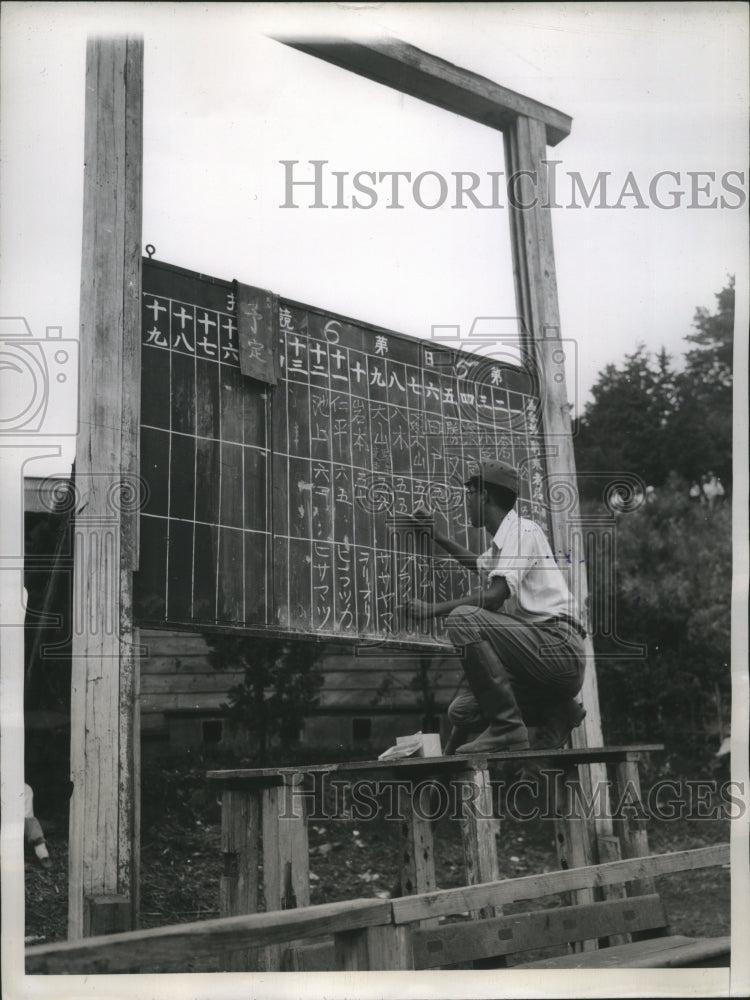 1946 Press Photo Names of horses and jockeys on blackboard at horse race track- Historic Images