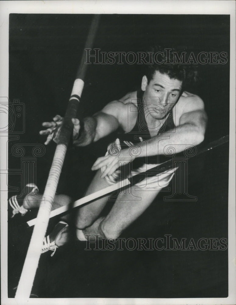 1957 Press Photo Villanova College sophomore pole vaulter Don Bragg - nes52160- Historic Images