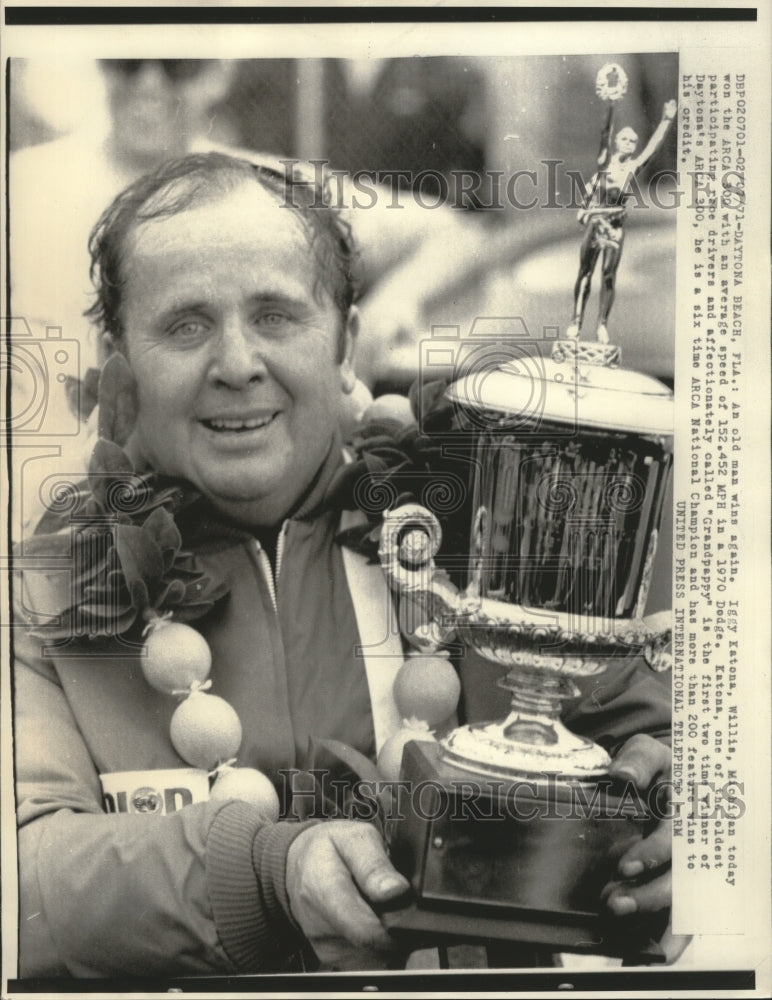 Load image into Gallery viewer, 1971 Press Photo Iggy Katona wins Daytona's ARCA 300 - nes52173
