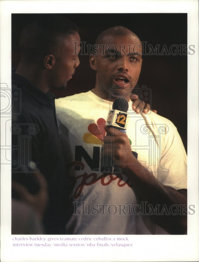 Press Photo Charles Barkley gives teammate Cedric Ceballos a mock interview- Historic Images