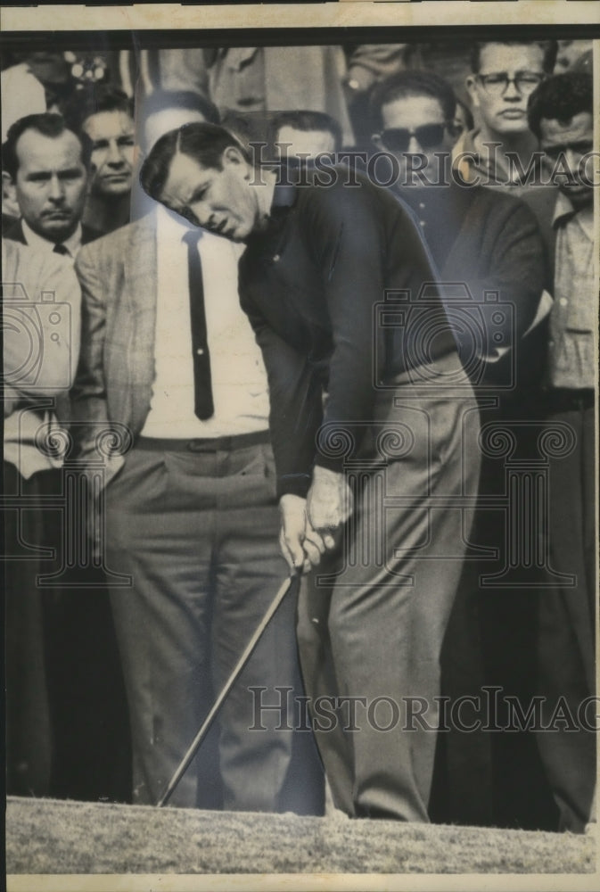 Load image into Gallery viewer, 1963 Press Photo Golfer Gene Littler chips onto green at the Rancho Golf Course
