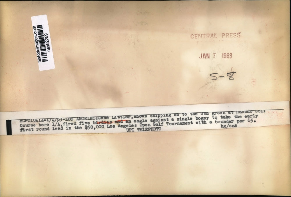 1963 Press Photo Golfer Gene Littler chips onto green at the Rancho Golf Course