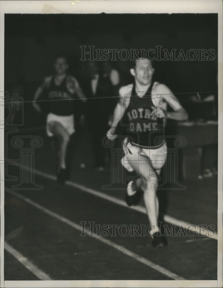 1941 Press Photo Track star Gregory Price edges out Donald Lash in two-mile run- Historic Images