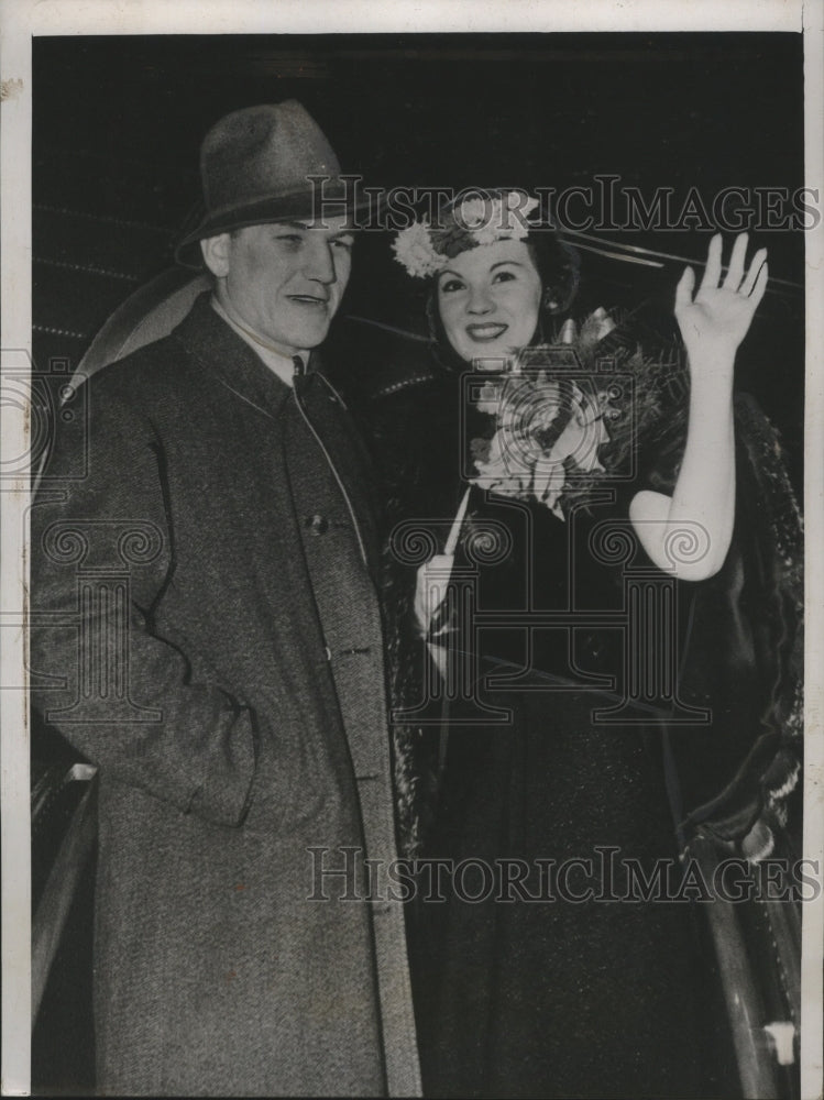 1938 Press Photo British heavyweight boxer Tommy Farr engaged to Eileen Wenzel- Historic Images