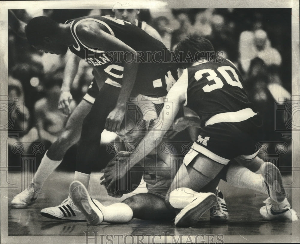 1981 Press Photo Northwestern&#39;s John Egan pinned to floor by Michigan defenders- Historic Images