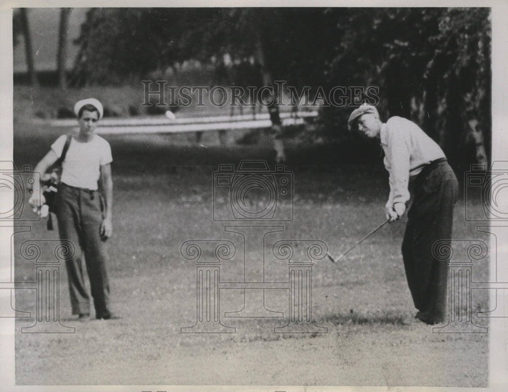 1944 Press Photo Tennis champ Ellsworth Vines plays golf in Minneapolis- Historic Images