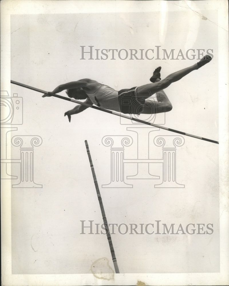 1942 Press Photo Pole Vaulter Dutch Warmerdam clears bar at Polo Grounds
