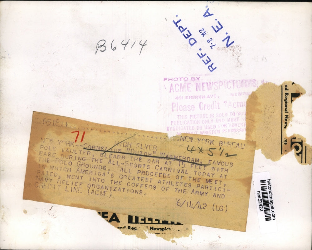 1942 Press Photo Pole Vaulter Dutch Warmerdam clears bar at Polo Grounds