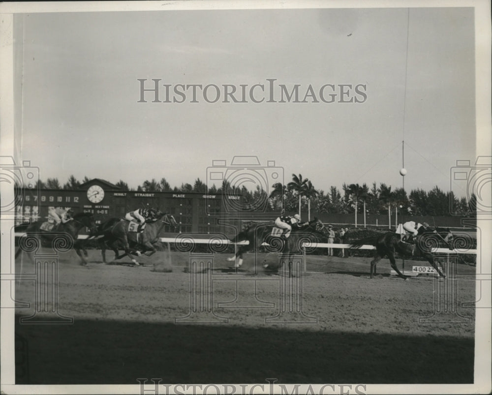 1939 Press Photo Royal Pam &amp; jockey I. Hanford win Bahamas Handicap at Hialeah- Historic Images