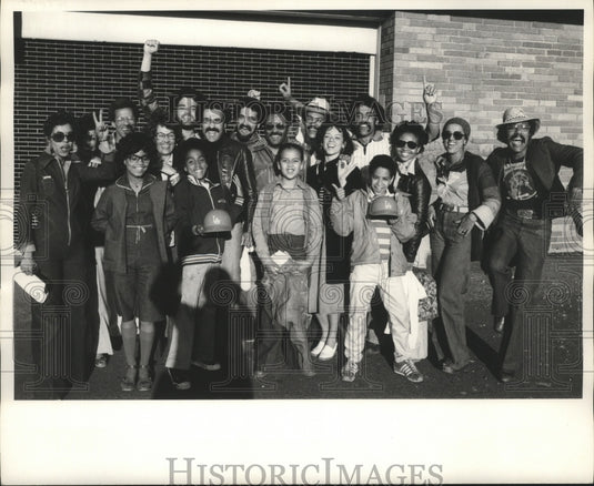 Press Photo Unknown group of fans standing outside a gate - nes52546- Historic Images