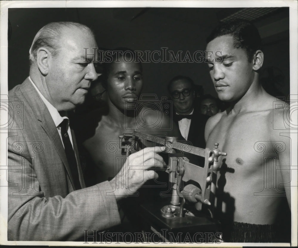 1968 Press Photo Ismael Laguna watches as Victor Melendez gets weighed in- Historic Images