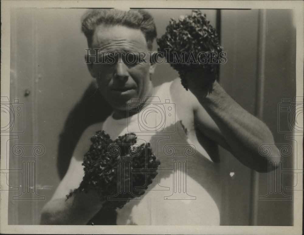 1929 Press Photo boxer and apiarist Harry Heath can punch with a &quot;sting&quot;- Historic Images