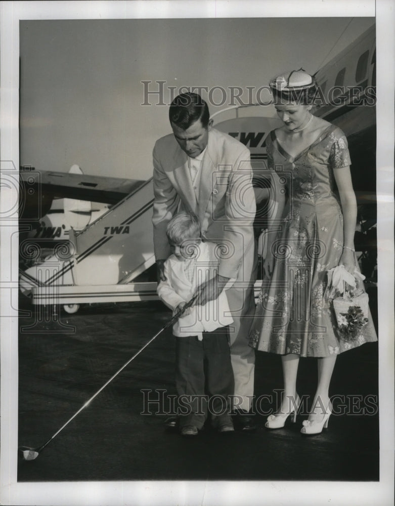 1955 Press Photo golfer Jack Fleck &amp; wife, Lynn, son Craig at Midway Airport- Historic Images