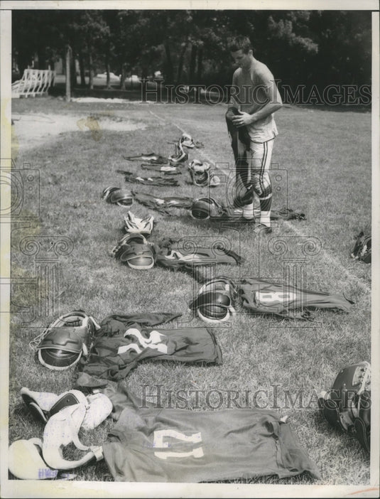 1956 Press Photo Willis Towne, rookie Chicago Cardinals player at practice- Historic Images
