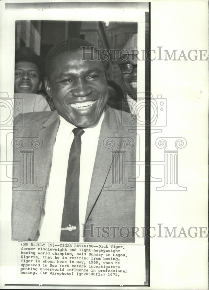 1971 Press Photo Dick Tiger, former middleweight champ, announces retirement- Historic Images