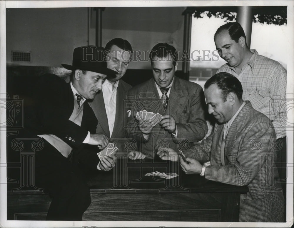 1947 Press Photo Mutuel window handlers play cards on strike at Jamaica track- Historic Images