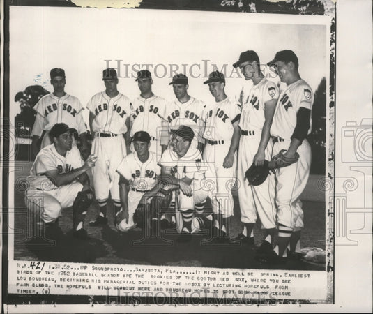 1952 Press Photo Boston Red Sox rookies lectured by manager Lou Boudreau- Historic Images