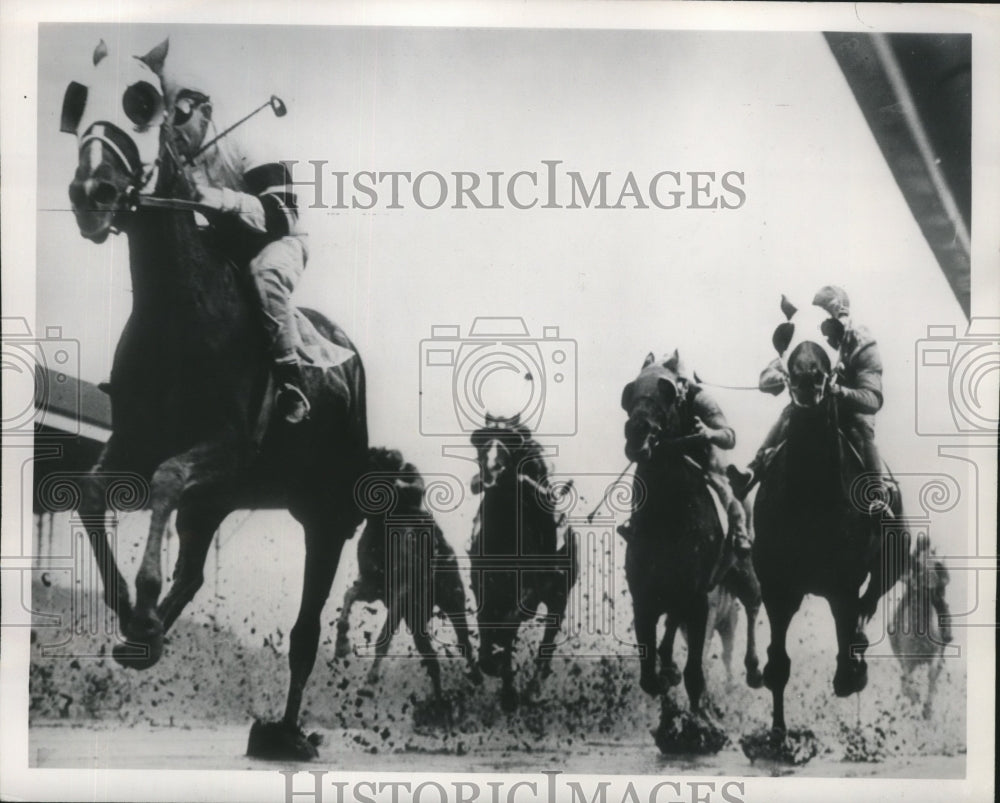 1950 Press Photo Gilded Hour leads the pack during a race at Garden State Park- Historic Images