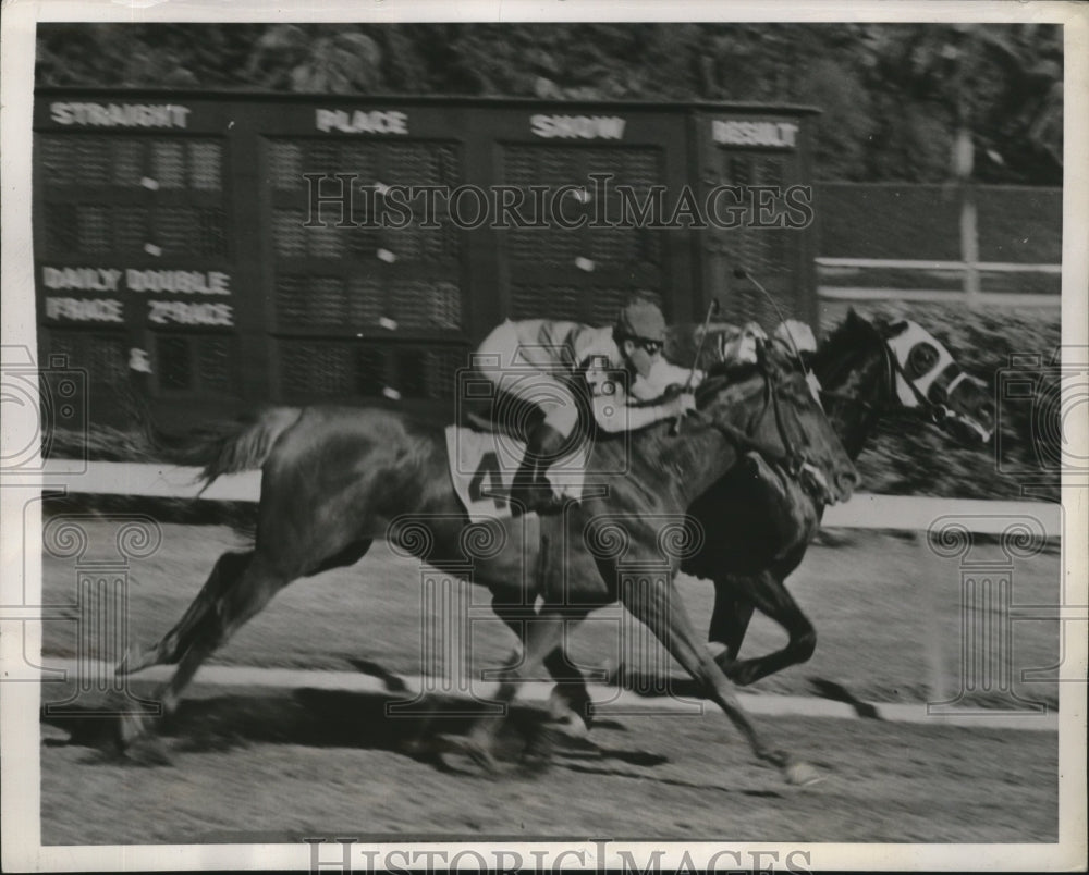 1944 Press Photo Black Badge beats out Good Bid for HIaleah Stakes, Hialeah Park- Historic Images