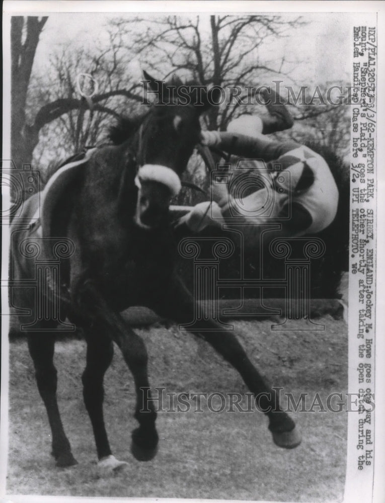 1962 Press Photo M. Howe falls from mount, &quot;Shepherd&#39;s Plaid&quot;, Emblem Handicap- Historic Images