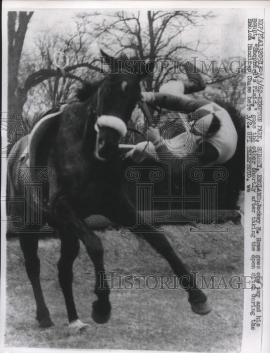 1962 Press Photo M. Howe falls from mount, "Shepherd's Plaid", Emblem Handicap- Historic Images