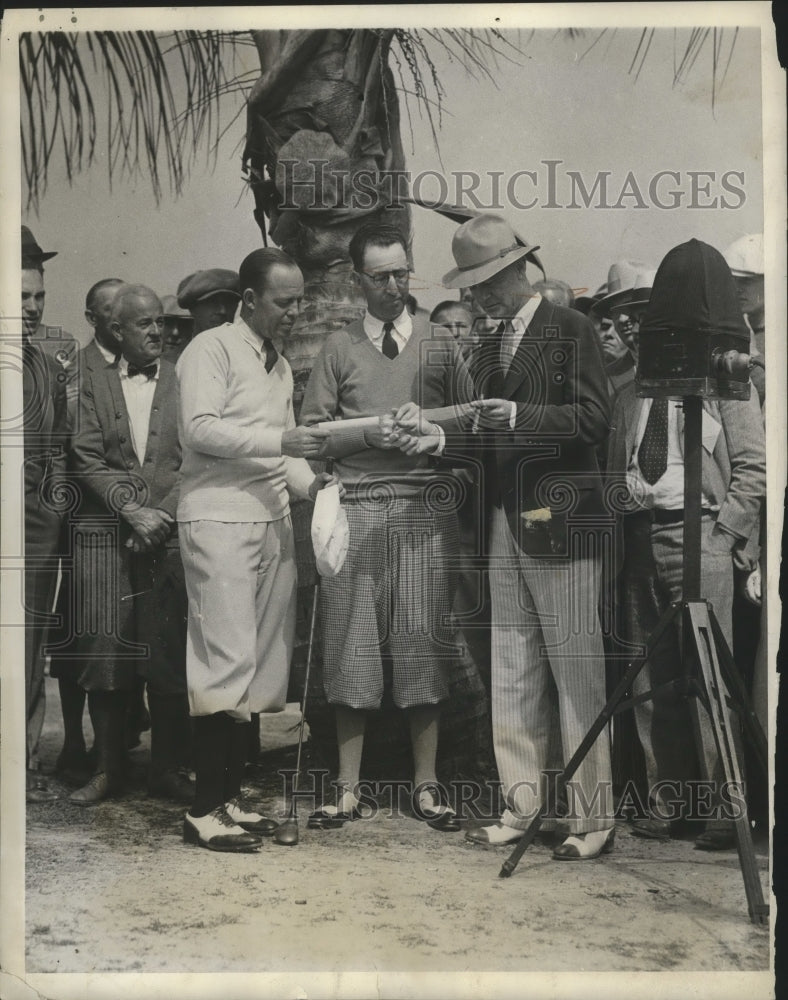 1931 Press Photo Mayor Reeder presents prizes to Willie MacFarlane, Whiffy Cox- Historic Images