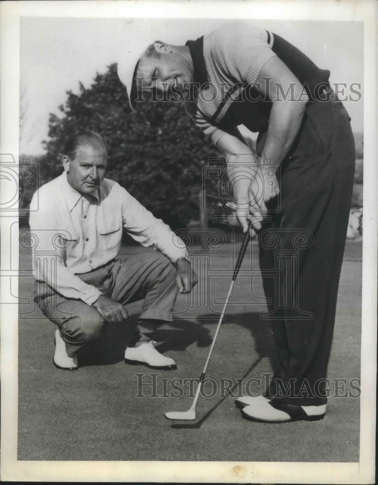 1949 Press Photo Joe Kirkwood Sr. watches son, Joe Kirkwood Jr. putting- Historic Images