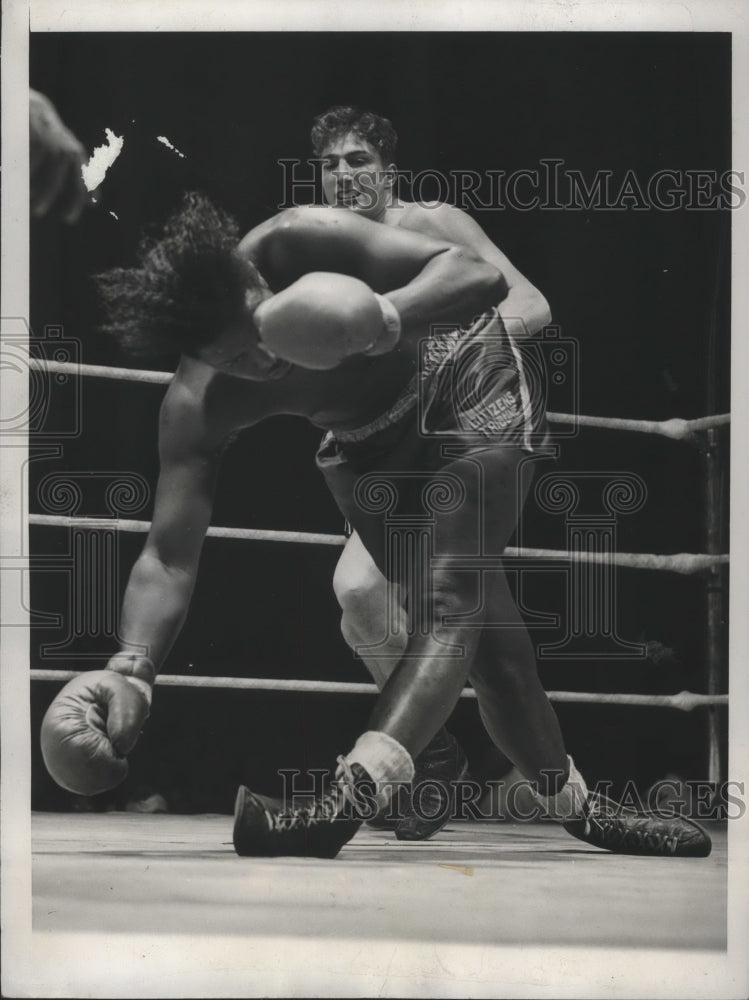 1947 Press Photo Charles Lockhart spun around by hit from Jerrold Lock- Historic Images