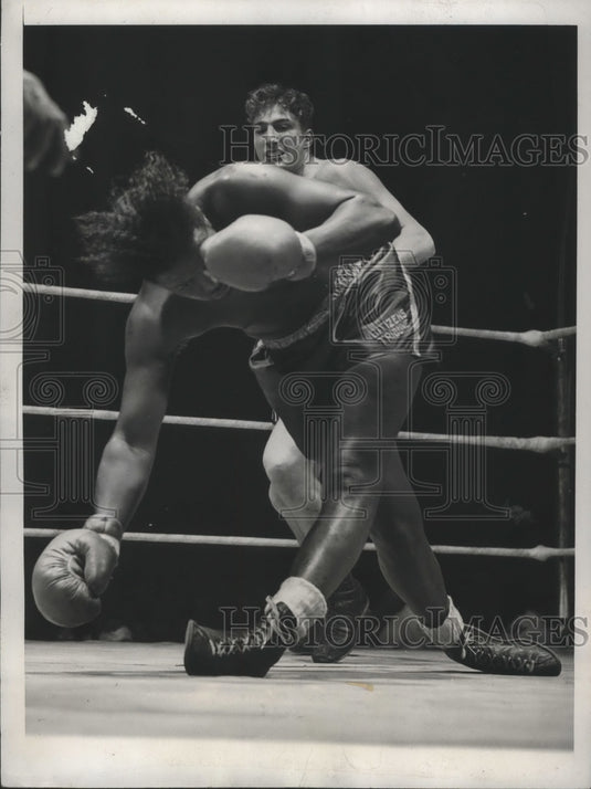 1947 Press Photo Charles Lockhart spun around by hit from Jerrold Lock- Historic Images