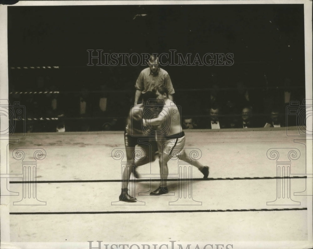 1932 Press Photo Jerry Wright in a bout with Adam Smith - nes53171- Historic Images