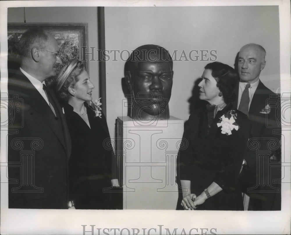 1951 Press Photo Bust of boxeer Joe Louis, Harold Riegelman, Mrs FV Guinzburg- Historic Images