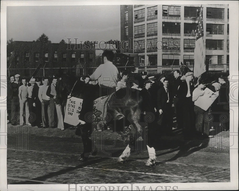 1939 Press Photo Police at Fisher Body plant in Cleveland Ohio at CIO strike- Historic Images