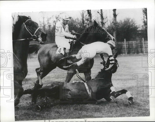 1963 Press Photo Josh Clifford thrown from Ardent Spirit at Barclay Steeplechase- Historic Images