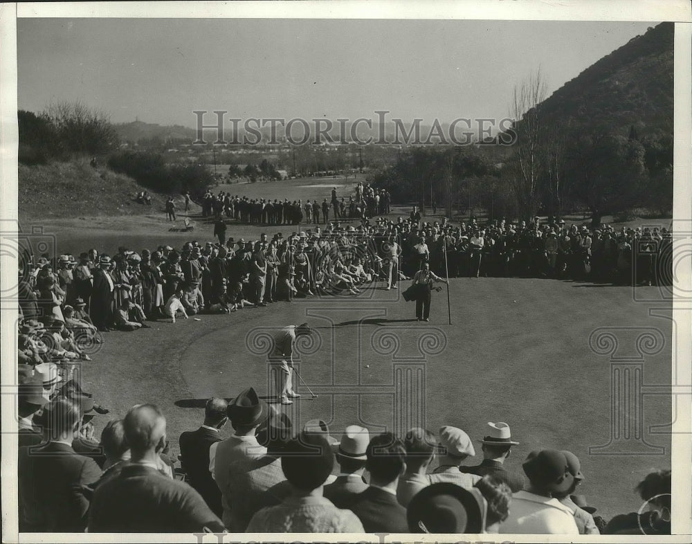 1938 Press Photo Jimmy Thomson putts in Midwinter Classic at Los Angeles CA- Historic Images